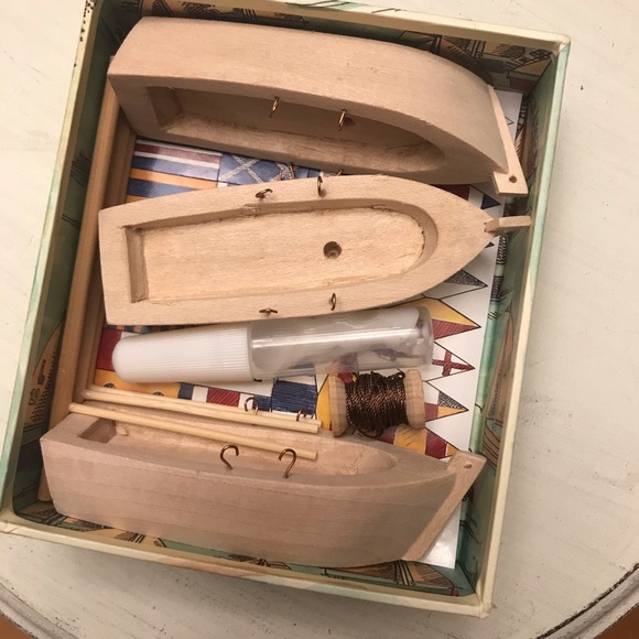 ⛵️3 Mini Boats in a Box Kit - Picture 3 of 4
